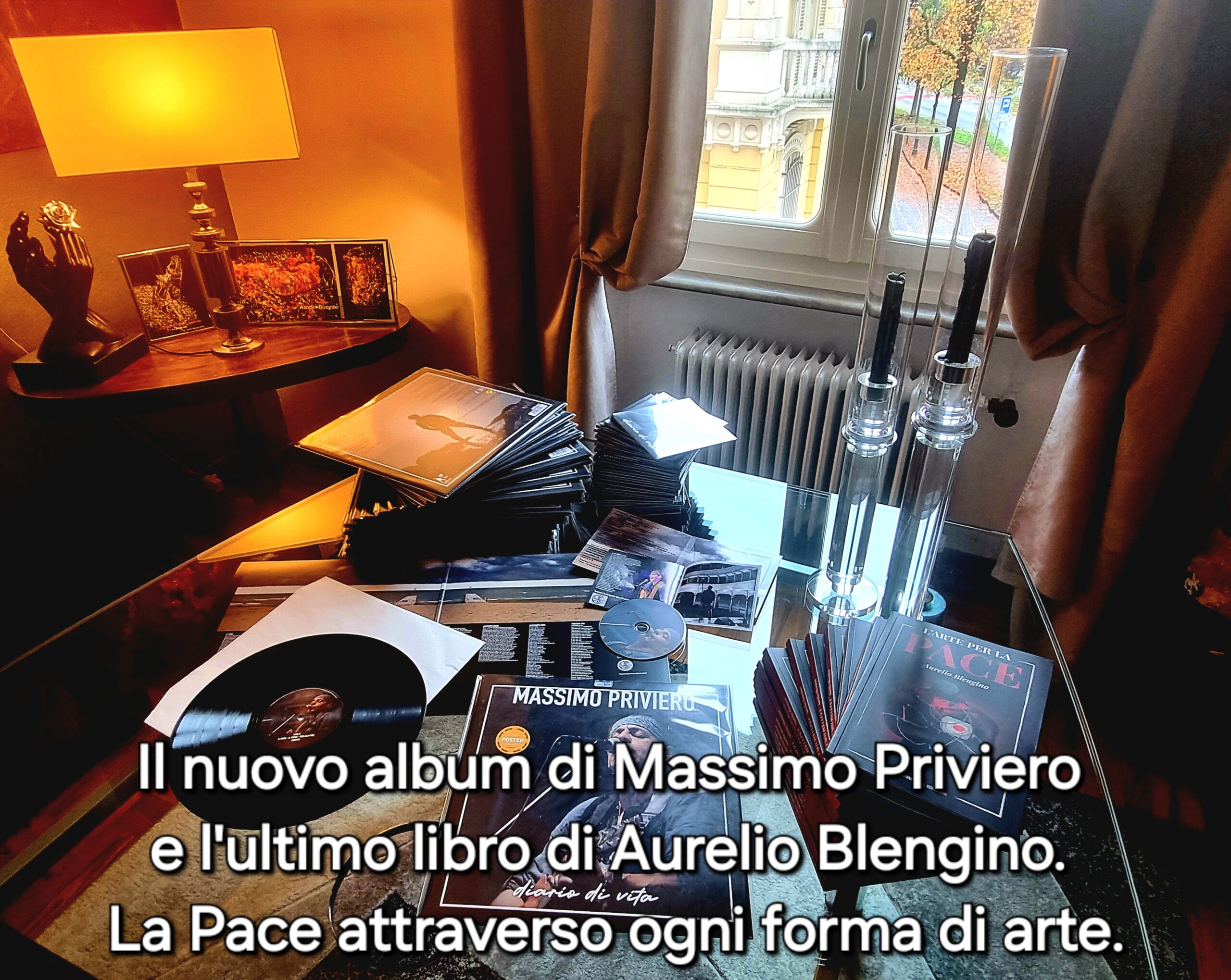NUOVO_ALBUM_DI_MASSIMO_TAVOLO_CON_DISCHI_E_LIBRI